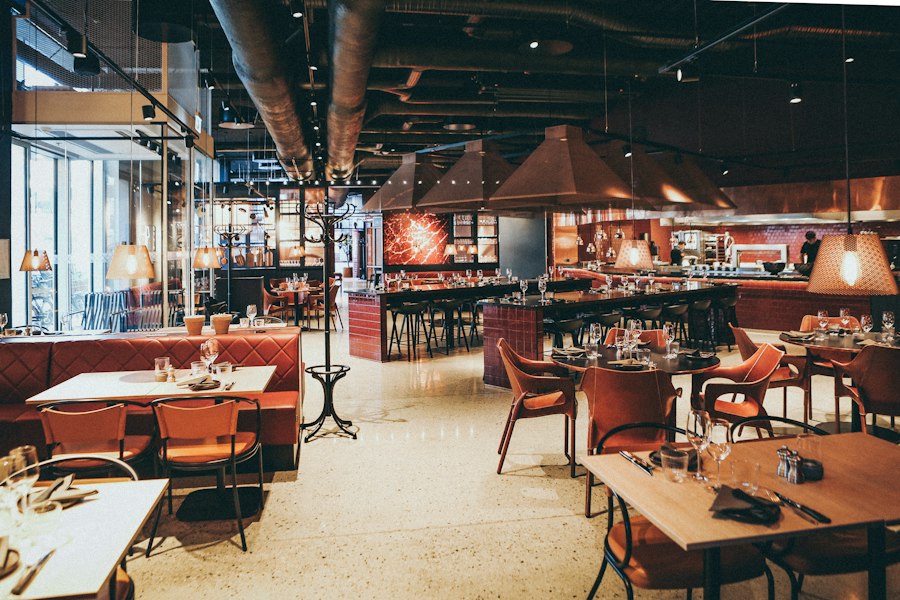Table dressée bistrot